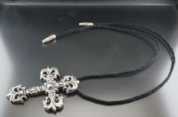 クロムハーツ　ラージクロス　ペンダント　革紐作製＋ボロチップ移植修理